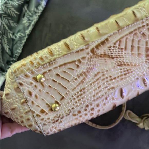 Elegant Cream Crocodile-Embossed Tote Bag - Picture 3 of 4